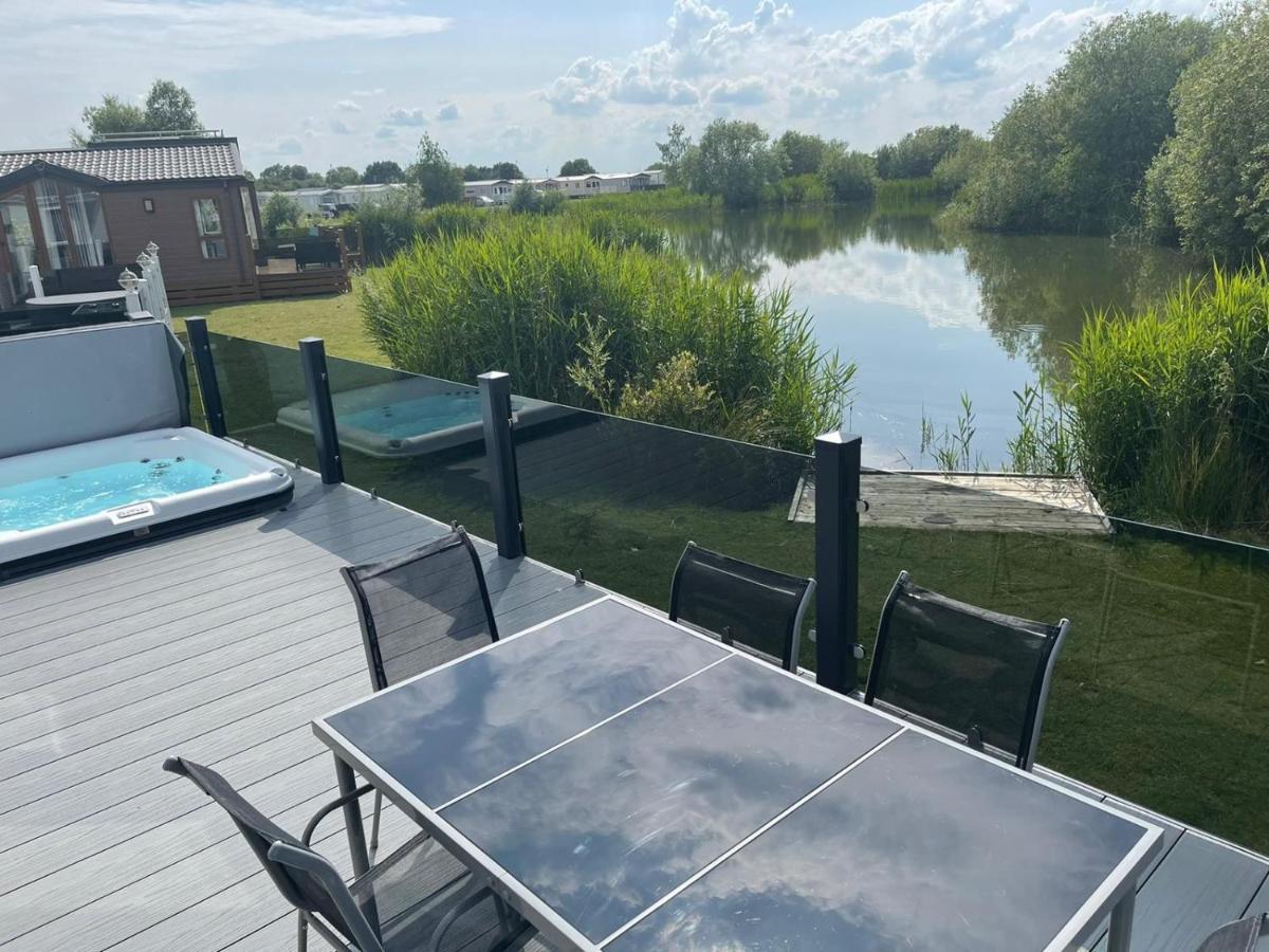 Indulgence Lakeside Lodge I3 With Hot Tub, Private Fishing Peg Situated At Tattershall Lakes Country Park Kültér fotó