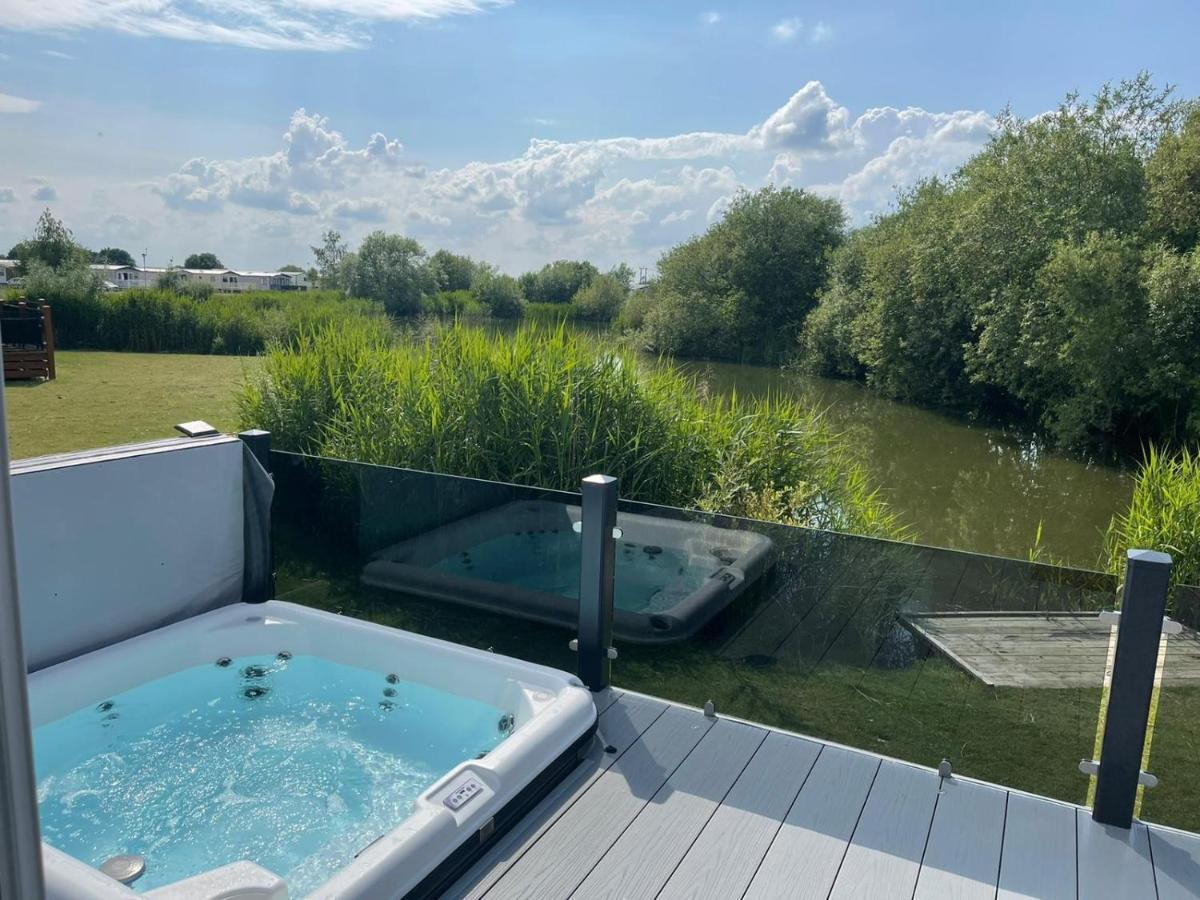 Indulgence Lakeside Lodge I3 With Hot Tub, Private Fishing Peg Situated At Tattershall Lakes Country Park Kültér fotó