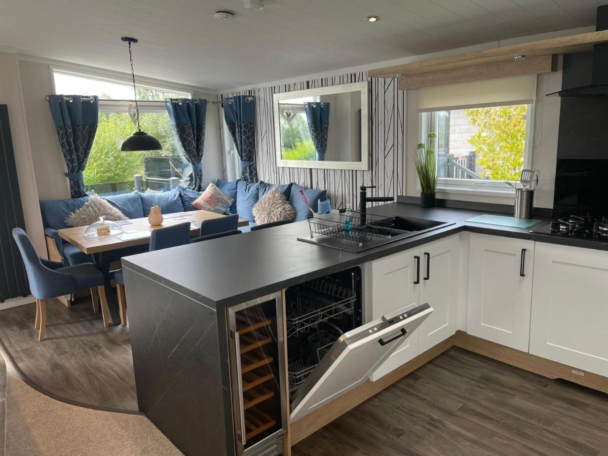 Indulgence Lakeside Lodge I3 With Hot Tub, Private Fishing Peg Situated At Tattershall Lakes Country Park Kültér fotó