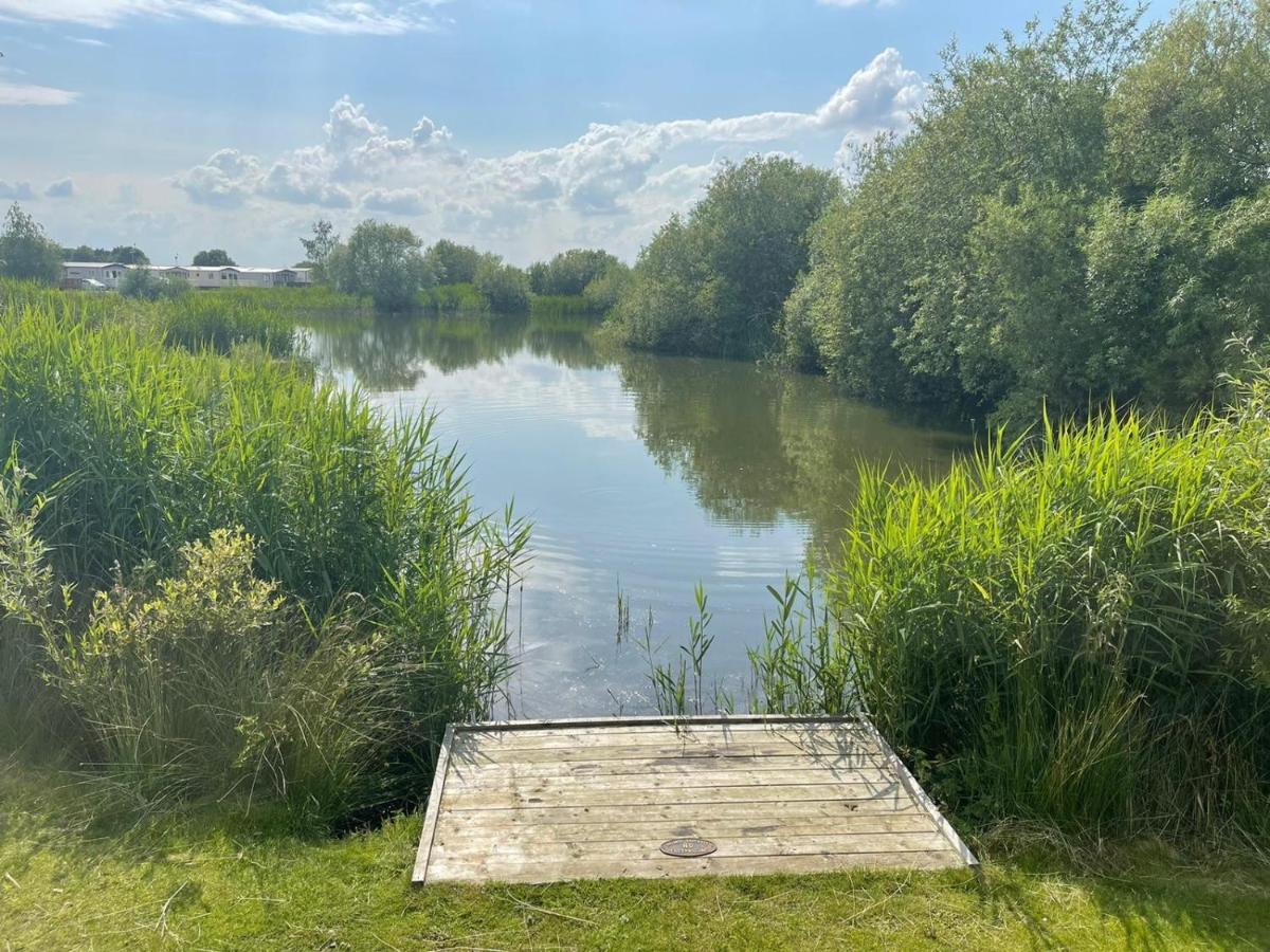 Indulgence Lakeside Lodge I3 With Hot Tub, Private Fishing Peg Situated At Tattershall Lakes Country Park Kültér fotó