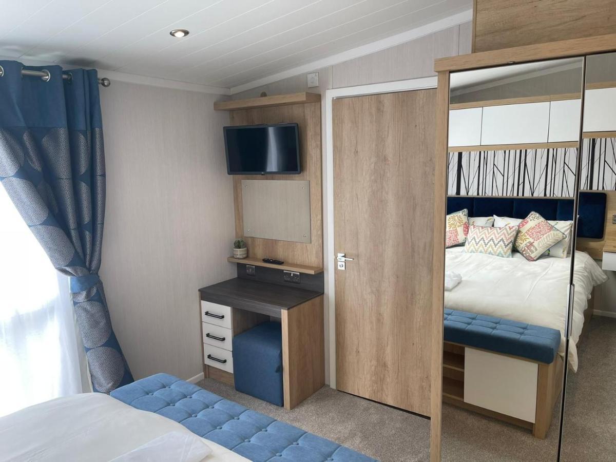 Indulgence Lakeside Lodge I3 With Hot Tub, Private Fishing Peg Situated At Tattershall Lakes Country Park Kültér fotó