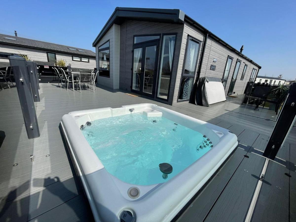 Indulgence Lakeside Lodge I3 With Hot Tub, Private Fishing Peg Situated At Tattershall Lakes Country Park Kültér fotó