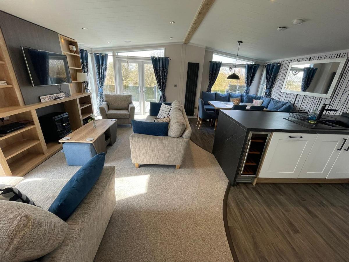 Indulgence Lakeside Lodge I3 With Hot Tub, Private Fishing Peg Situated At Tattershall Lakes Country Park Kültér fotó