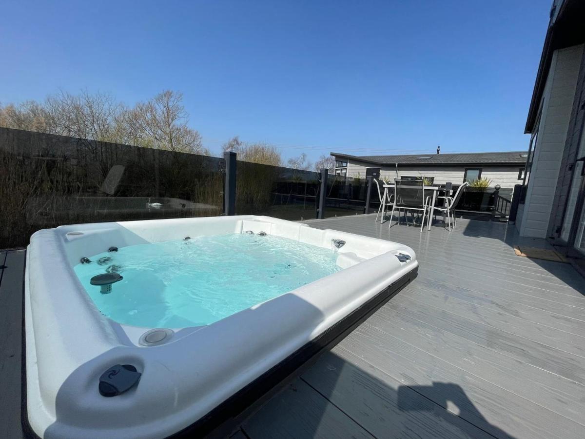 Indulgence Lakeside Lodge I3 With Hot Tub, Private Fishing Peg Situated At Tattershall Lakes Country Park Kültér fotó