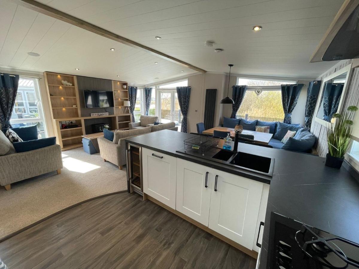 Indulgence Lakeside Lodge I3 With Hot Tub, Private Fishing Peg Situated At Tattershall Lakes Country Park Kültér fotó