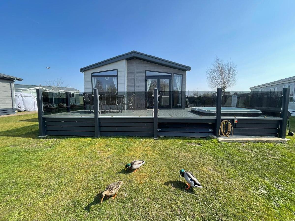 Indulgence Lakeside Lodge I3 With Hot Tub, Private Fishing Peg Situated At Tattershall Lakes Country Park Kültér fotó