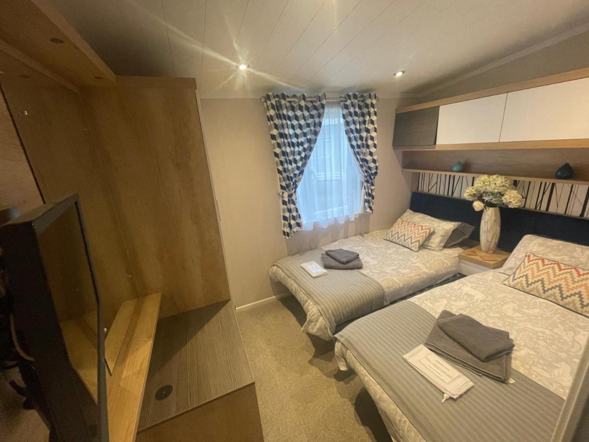 Indulgence Lakeside Lodge I3 With Hot Tub, Private Fishing Peg Situated At Tattershall Lakes Country Park Kültér fotó