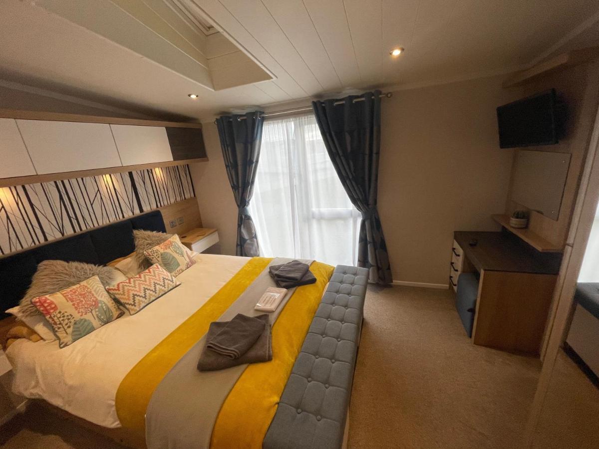 Indulgence Lakeside Lodge I3 With Hot Tub, Private Fishing Peg Situated At Tattershall Lakes Country Park Kültér fotó